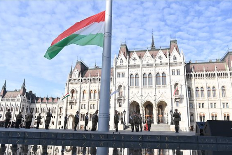 Október 23. - Felvonták a nemzeti lobogót az Országház előtt