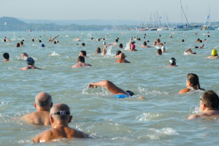 Csaknem telt ház lesz a Balaton-átúszáson, Novák Katalin is teljesíti