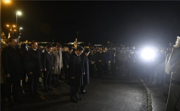 Fejet hajtott a dunai hajóbaleset áldozatai előtt a dél-koreai köztársasági elnök