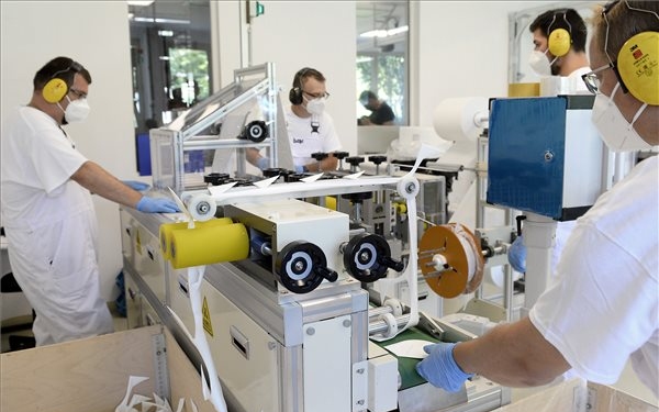 Új maszkgyártó gép kezdte meg működését Budapesten