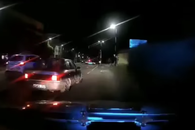 Filmbe illő autós üldözés végén elkapták a menekülőt a magyar rendőrök - Videó