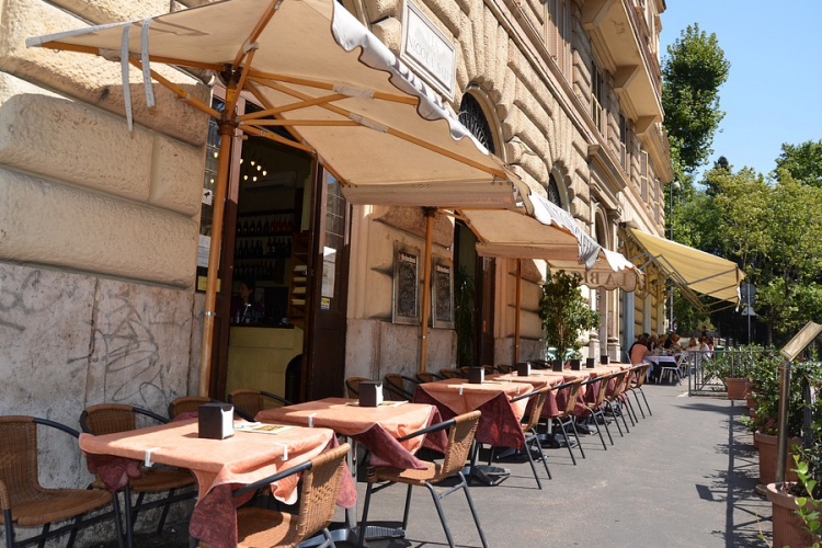 Kinyithatnak az éttermek és kávézók kerthelyiségei Szerbiában