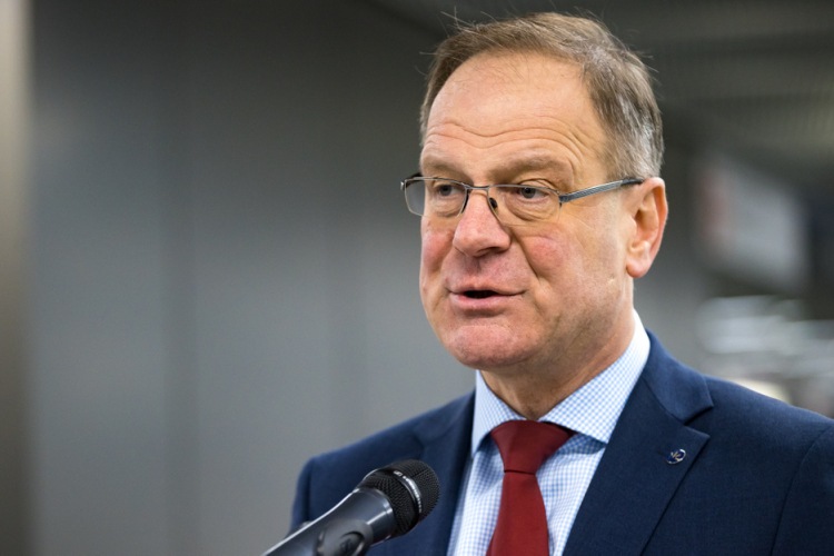 Navracsics Tibor szerint a kormány ott áll az önkormányzatok mögött