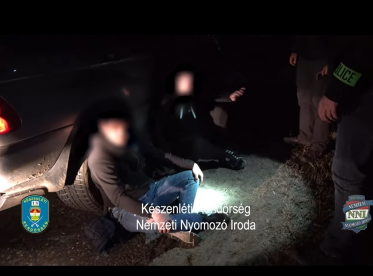 Videóra vették az embercsempészek elfogását