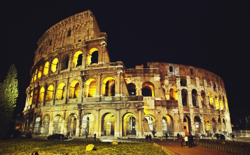 Beszöktek egy sörre éjszaka a római Colosseumba turisták