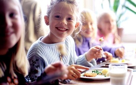 Kevesebb édességre, mogyorófélére és finompékáru van szükség a gyerekek étrendjében