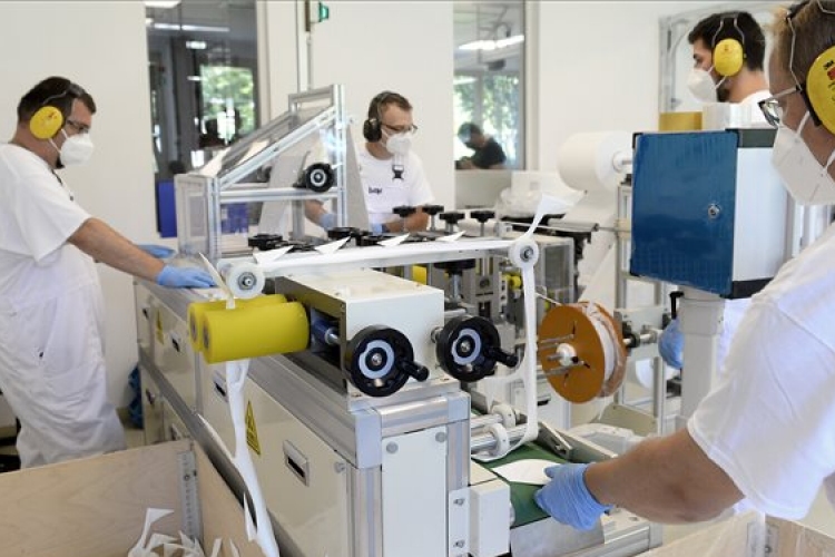 Új maszkgyártó gép kezdte meg működését Budapesten