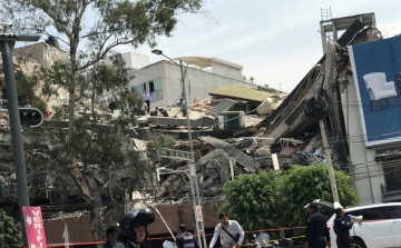 Száznál is több halottja van a mexikói földrengésnek, toronyházak omlottak le 