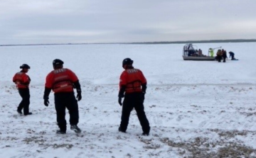 Csaknem kéttucatnyi jéghorgászt mentettek ki a kanadai hatóságok egy Huron-tavon elsodródott jégtábláról