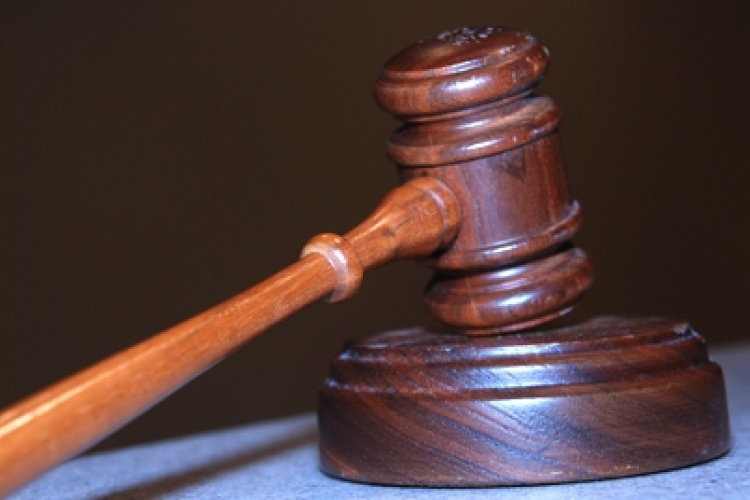 Rendőrségi adatokat árult egy magyar főtiszt társaival