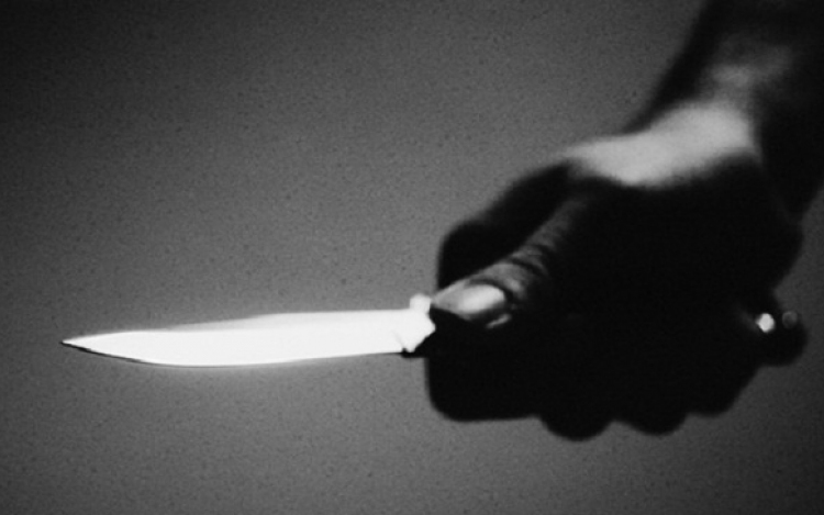 Késsel fenyegetőzött az utcán egy afrikai férfi Milánóban, a rendőrök lábon lőtték