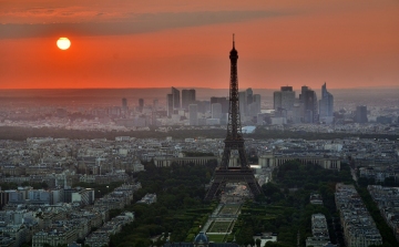 Megkezdődött az Eiffel-torony körül a golyóálló üvegfal építése