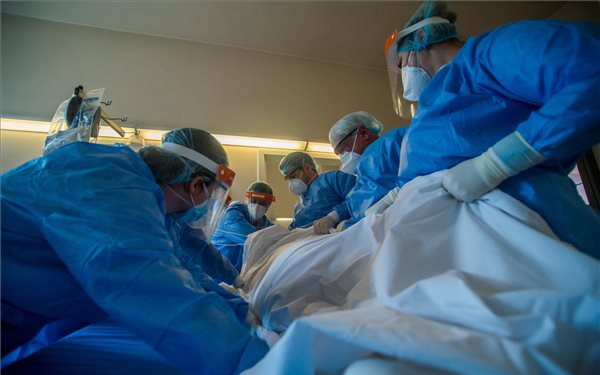 Tízezer fölé emelkedett a kórházban kezelt betegek száma Romániában