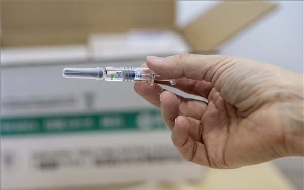Újabb 1,2 millió Sinopharm-vakcina érkezett Magyarországra