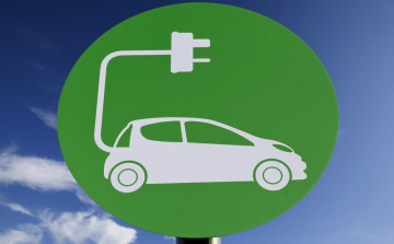 Egy év alatt közel 50 százalékkal nőtt az elektromos autók száma, egyre többen hosszabb útra is elindulnak vele