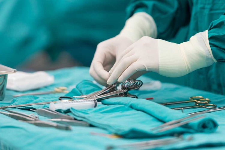 Olajbogyókat töltött agyműtétje közben egy olasz nő 